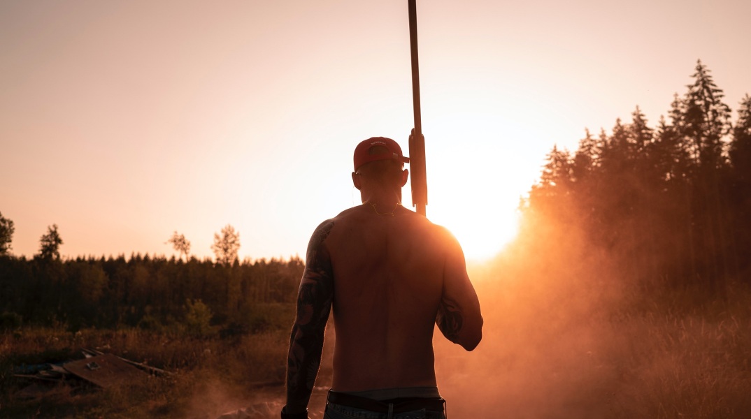 Άνδρας με καραμπίνα 