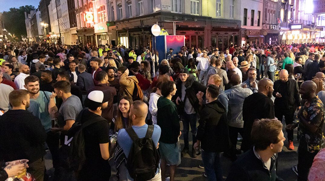 Κορωνοϊος στη Βρετανία: Κοσμοπλημμύρα στη συνοικία Σόχο του Λονδίνου, όπου άνοιξαν οι παμπ και τα εστιατόρια έπειτα από 3 μήνες