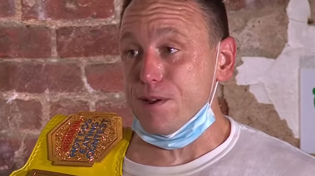 Αμερικανός έφαγε 75 χοτ ντογκ και σημείωσε νέο παγκόσμιο ρεκόρ