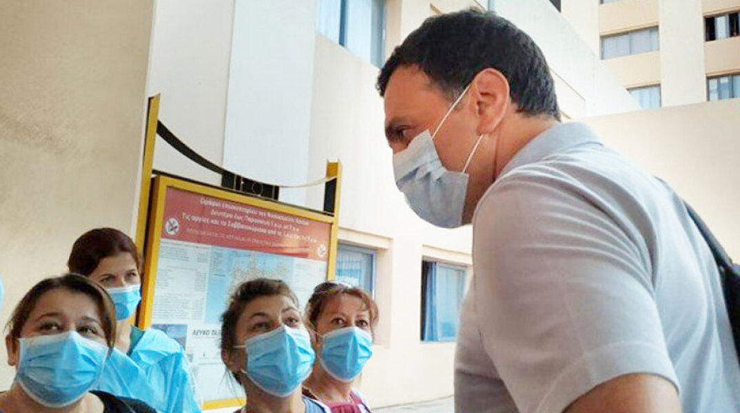 Στο Νοσοκομείο Χανίων ο Βασίλης Κικίλιας, όπου τοποθετήθηκε μεγάλος μοριακός αναλυτής για τεστ κορωνοϊού