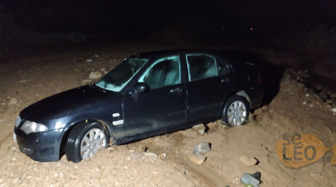 Χείμαρρος παρέσυρε αυτοκίνητο στη Θεσσαλονίκη εν μέσω καταιγίδας