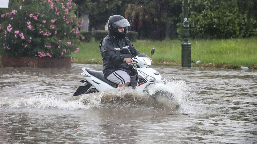 Προβλήματα από την καταιγίδα στη Θεσσαλονίκη - Δρόμοι έγιναν ποτάμια