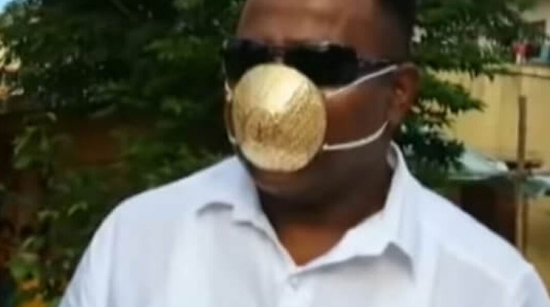 Ινδός πλήρωσε 3.500 ευρώ για μια χρυσή μάσκα για τον κορωνοϊό
