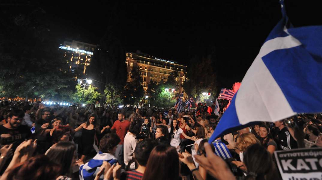 Δημοψήφισμα 2015: Πανηγυρισμοί στο Σύνταγμα από τους υποστηρικτές του «ΟΧΙ»