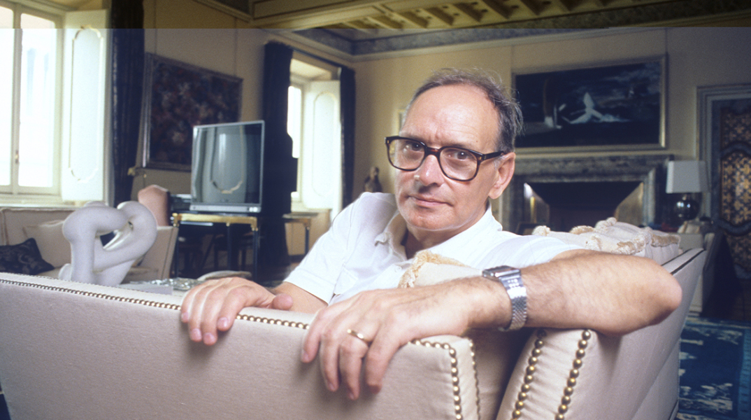Ο συνθέτης Ένιο Μορικόνε στο σπίτι του στην Ιταλία το 1987