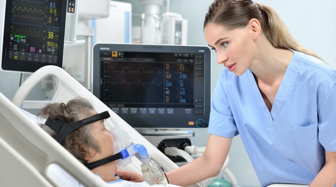 Γιατρός στο κρεβάτι ασθενή