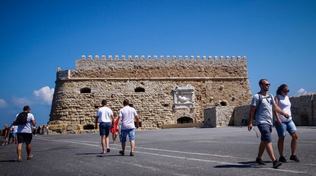 Τουρίστρια θετική στον κορωνοϊό κυκλοφορούσε για τρεις ημέρες στην Κρήτη