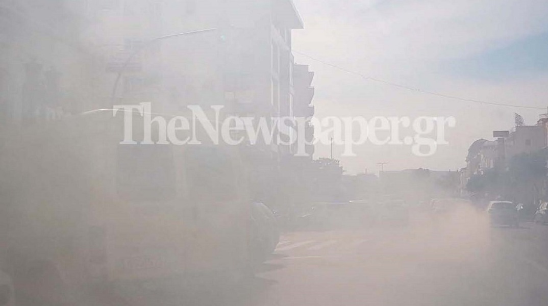 βλάβη στην εξάτμιση αυτοκινήτου γέμισε καυσαέριο την οδό Δημητριάδος στον Βόλο