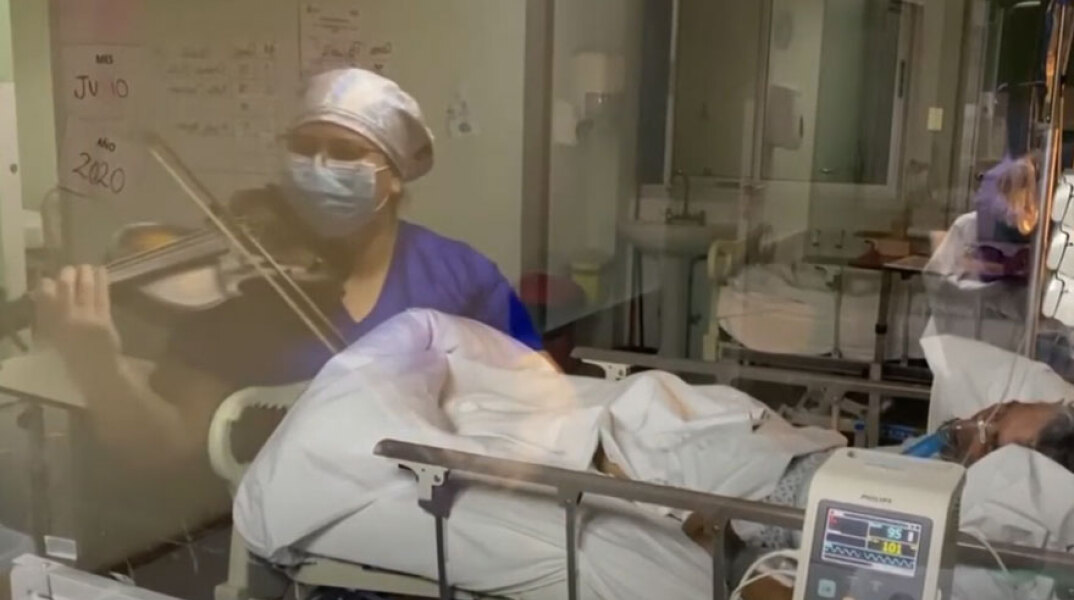 Στη Χιλή νοσηλεύτρια παίζει βιολί σε ασθενείς κορωνοϊού