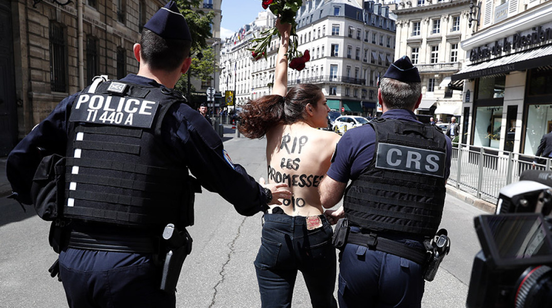 Γαλλία: Τόπλες διαμαρτυρία μπροστά από το Ελιζέ  κατά του ανασχηματισμού Μακρόν