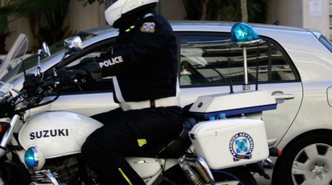 Αστυνομικός σε μηχανή