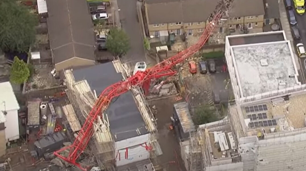 Γερανός, ύψους 20 μέτρων, κατέρρευσε στο Λονδίνο - Ένας νεκρός και τέσσερις τραυματίες