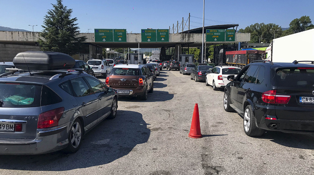 Ουρές χιλιομέτρων στον συνοριακό σταθμό του Προμαχώνα