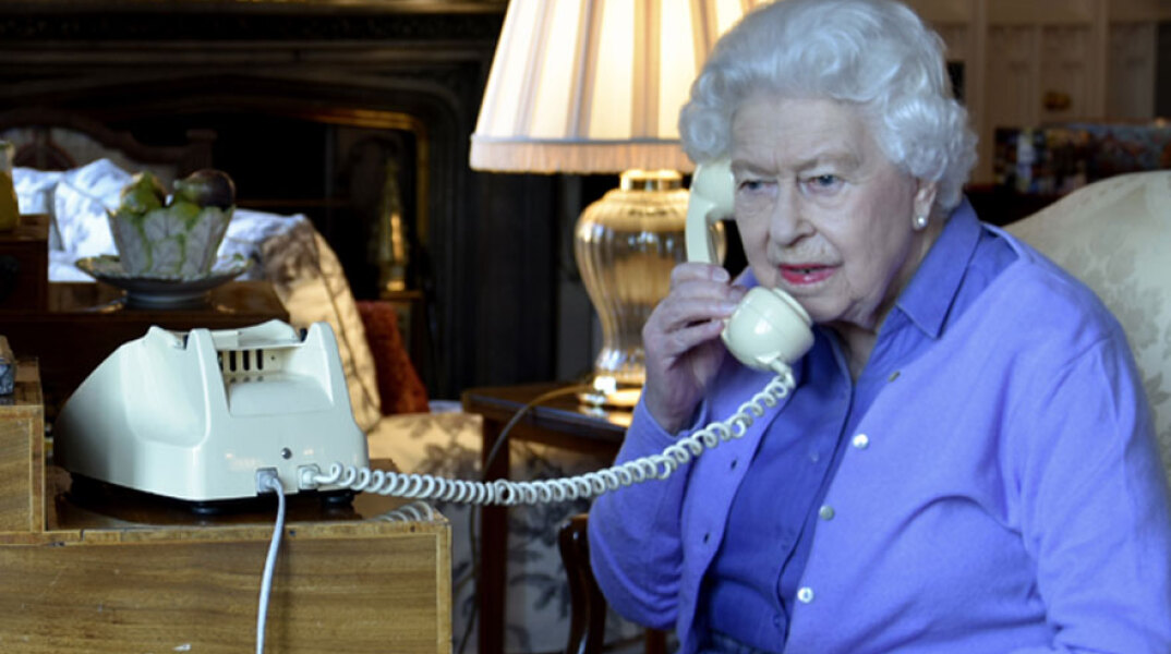 Η Βασίλισσα Ελισάβετ  κάνει περικοπές λόγω κρίσης του κορωνοϊού