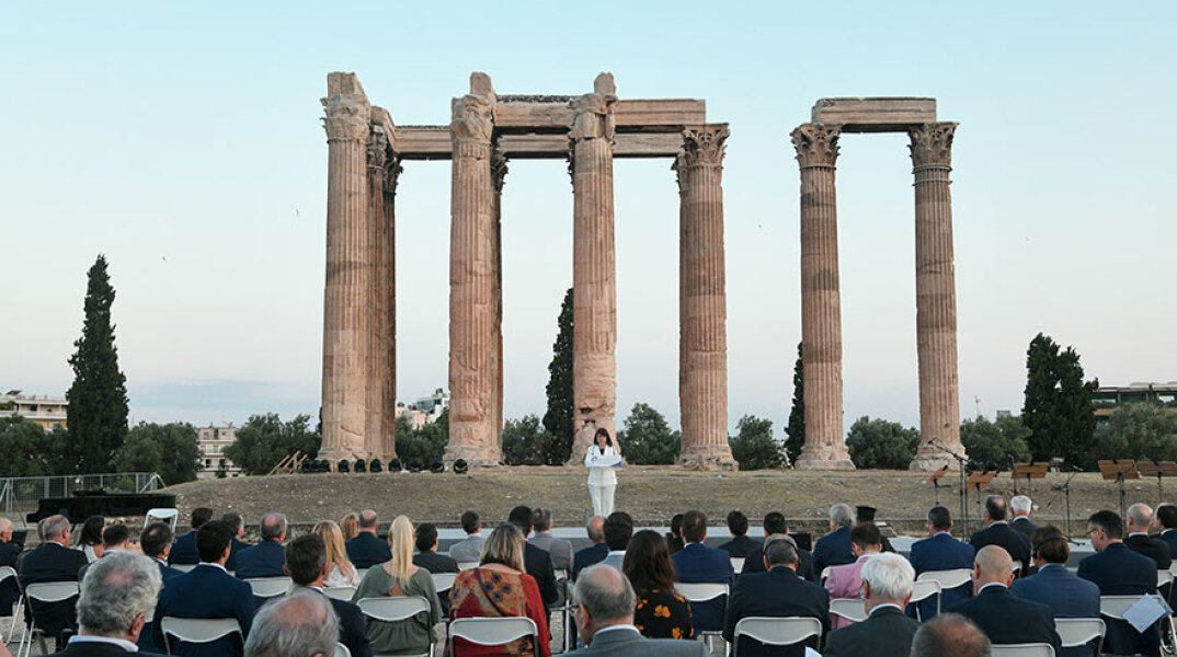 Η Αικατερίνη Σακελλαροπούλου μπροστά στους Στύλους του Ολυμπίου Διός