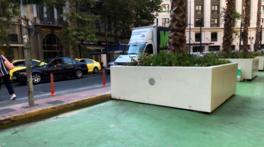 Καθαρίστηκαν οι ζαρντινιέρες του Μεγάλου Περιπάτου