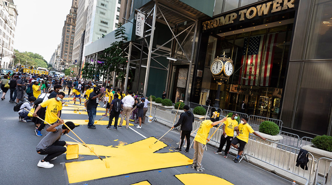 Το σύνθημα «Black Lives Matter» βάφτηκε με γιγανταία γράμματα στο οδόστρωμα της διάσημης 5ης Λεωφόρου της Νέας Υόρκης, μπροστά από τον Πύργο Τραμπ