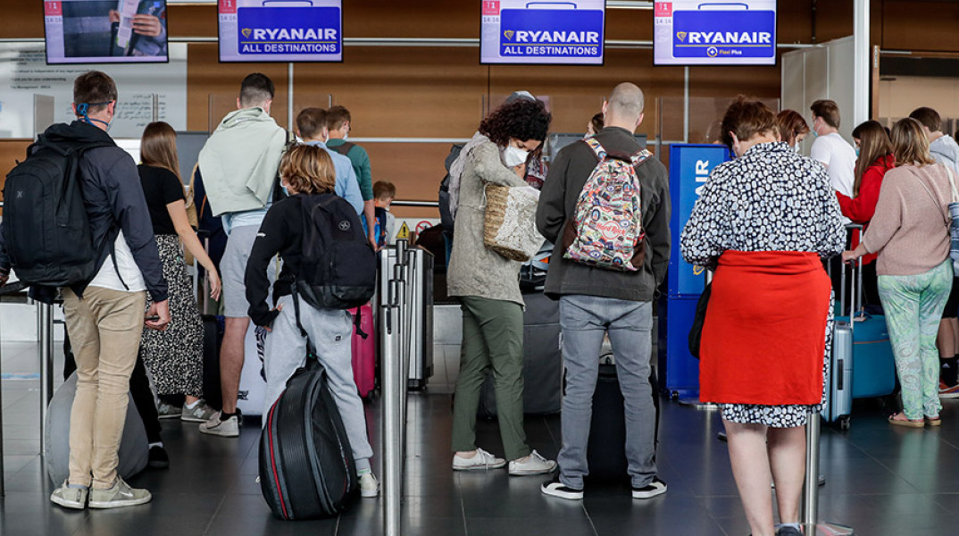 Κορωνοϊός - Ταξιδιώτες σε αεροδρόμιο του Βελγίου