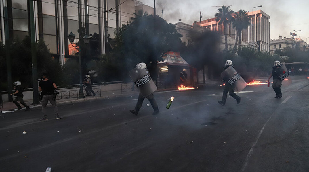 Επεισόδια στο Σύνταγμα, με αστυνομικούς να δέχονται «βροχή» μολότοφ από κουκουλοφόρους σε διαδήλωση κατά του νομοσχεδίου για τις πορείες