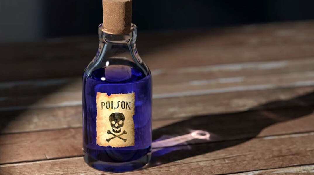 Επικίνδυνο απολυμαντικό ως φάρμακο για τον κορωνοϊό πωλούσε ιερέας «μαϊμού» στις ΗΠΑ