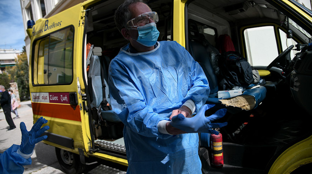 Κορωνοϊός - Ασθενοφόρο του ΕΚΑΒ μεταφέρει ύποπτο κρούσμα κορωνοϊού