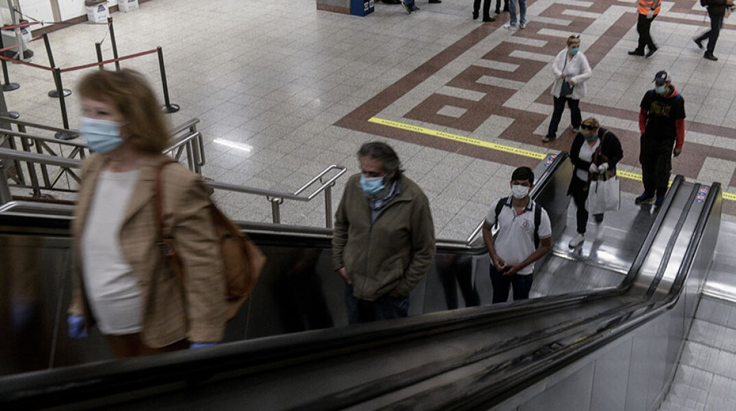 Ο Ηλίας Μόσιαλος εξηγεί τους 3 λόγους για τους οποίους πρέπει να φοράμε μάσκα για τον κορωνοϊό