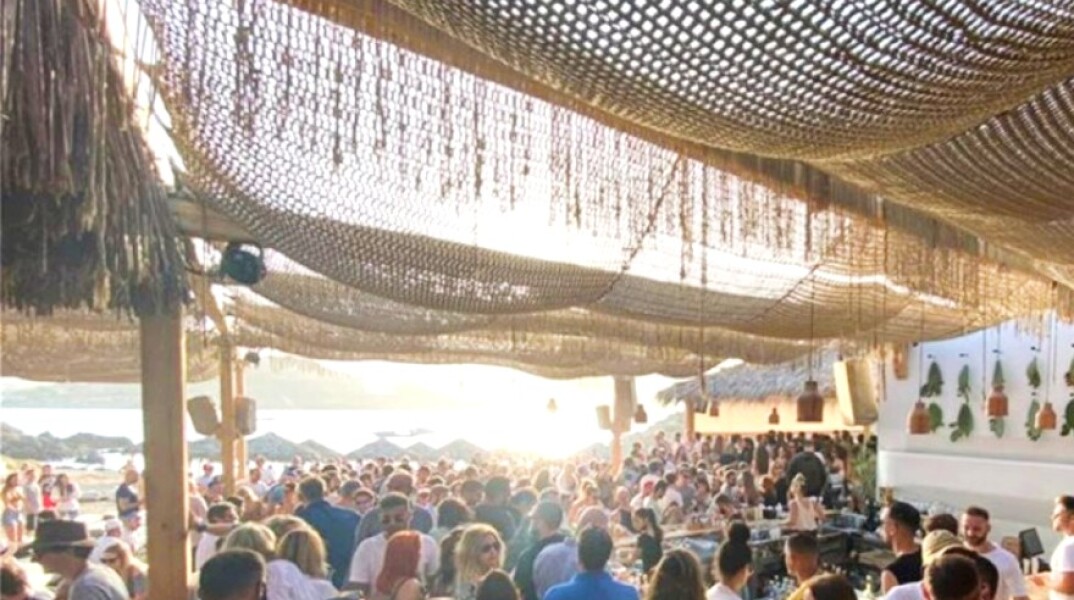 Εικόνες συνωστισμού σε παραλία στη Μύκονο 