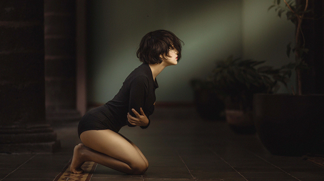 Γυναίκα κρατάει το στομάχι της