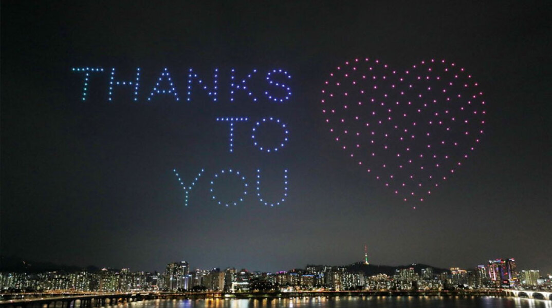 Μηνύματα για τον κορωνοϊό σχημάτισαν εκατοντάδες drones στον νυχτερινό ουρανό της Σεούλ