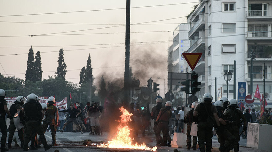 Επεισόδια στο Σύνταγμα μεταξύ αστυνομικών και κουκουλοφόρων σε διαδήλωση για τις πορείες
