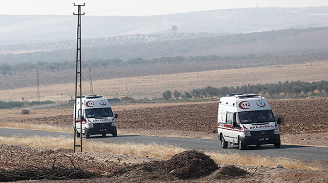 Ασθενοφόρα στην Τουρκία σπεύδουν στο σημείο όπου εξερράγη φορτηγό με εκρηκτικά