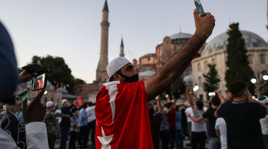Selfie Τούρκων υποστηρικτών του Ερντογάν με φόντο την Αγία Σοφία που γίνεται τζαμί