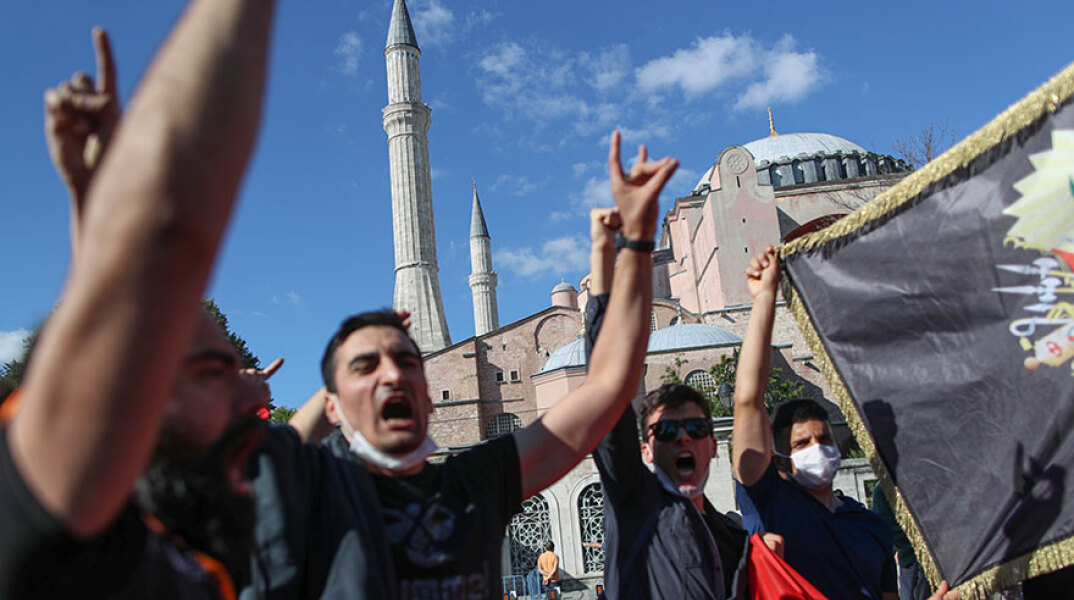 Η Αγία Σοφία μετατρέπεται σε τζαμί - Πανηγυρισμοί στην Κωνσταντινούπολη