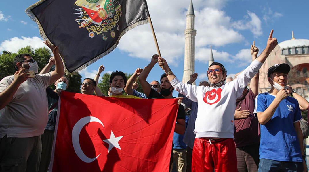 Η Αγία Σοφία παύει να είναι μνημείο: Τούρκοι υποστηρικτές του Ερντογάν πανηγυρίζουν στην Κωνσταντινούπολη