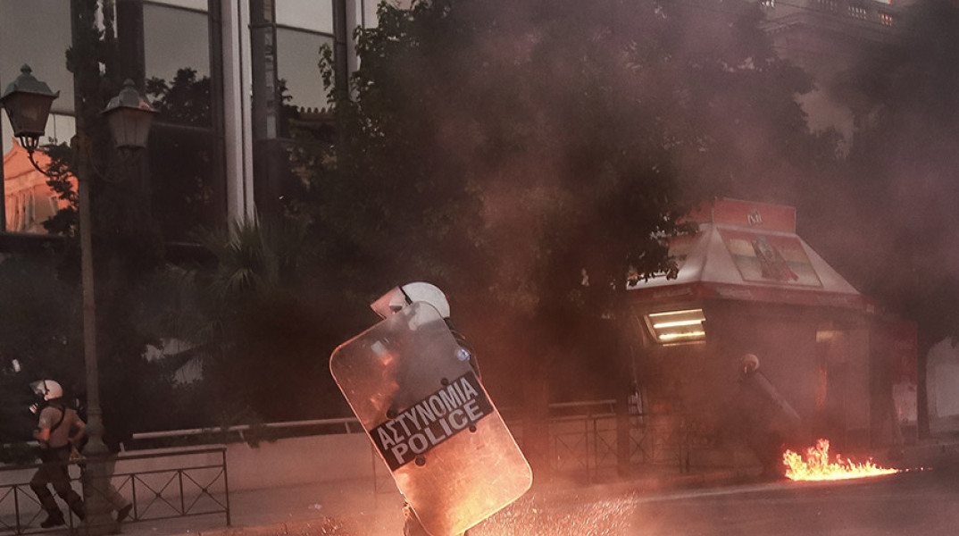Επεισόδια στο Σύνταγμα κατά τη διάρκεια των συγκεντρώσεων κατά του νομοσχεδίου για τις διαδηλώσεις την Πέμπτη 9 Ιουλιου 2020