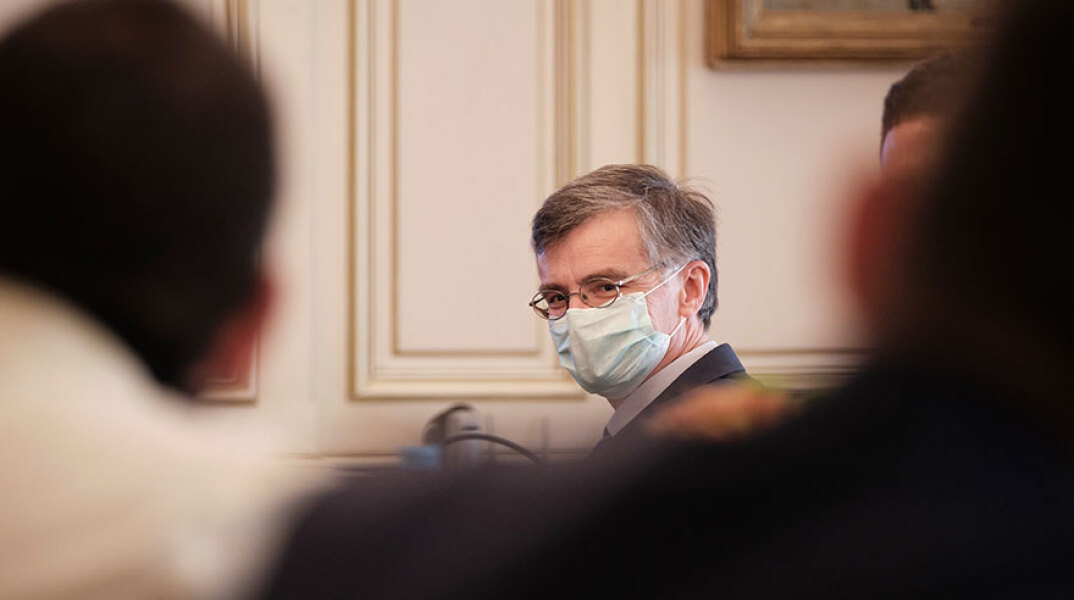 Ο Σωτήρης Τσιόδρας στην έκτακτη σύσκεψη για τον κορωνοϊό στο Μέγαρο Μαξίμου