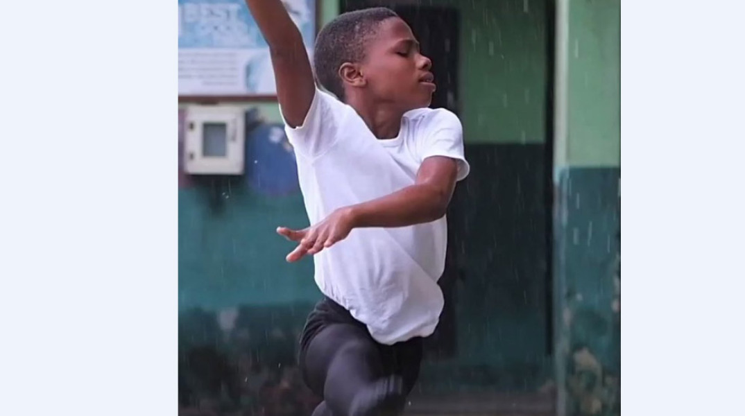 Viral έχει γίνει το βίντεο  στο οποίο ο 11χρονος Anthony Mmesoma Madu από τη Νιγηρία χορεύει μπαλέτο ξυπόλητος στη βροχή