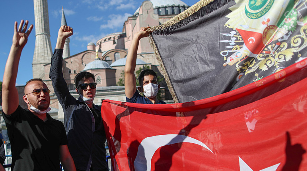 Πανηγυρισμοί  μουσουλμάνων έξω από την Αγία Σοφία, μετά την απόφαση Ερντογάν να μετατραπεί σε τζαμί