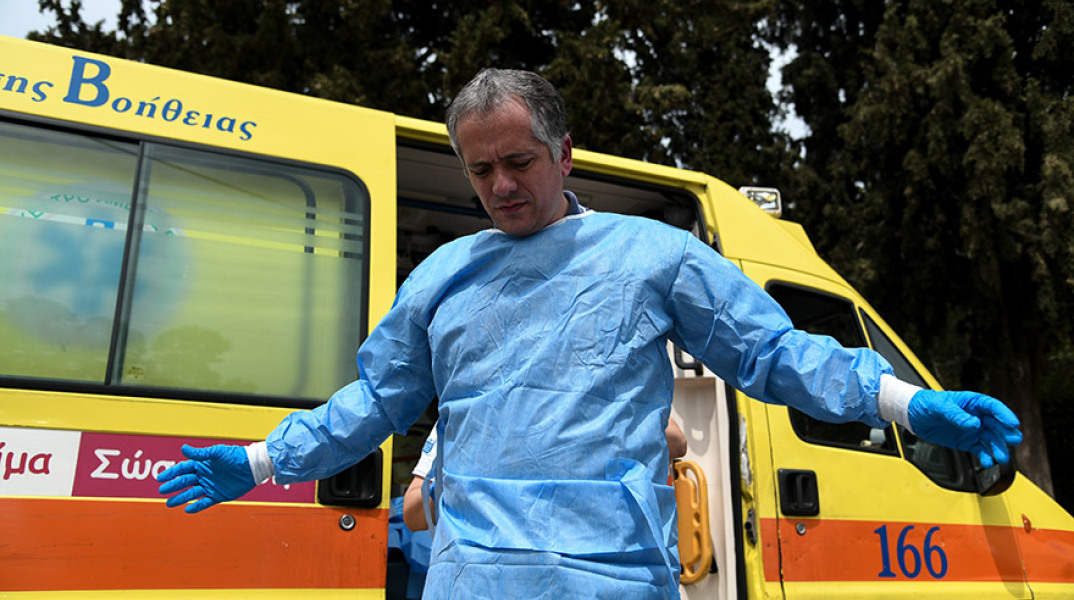 Κορωνοϊός - Ασθενοφόρο - Κρούσματα