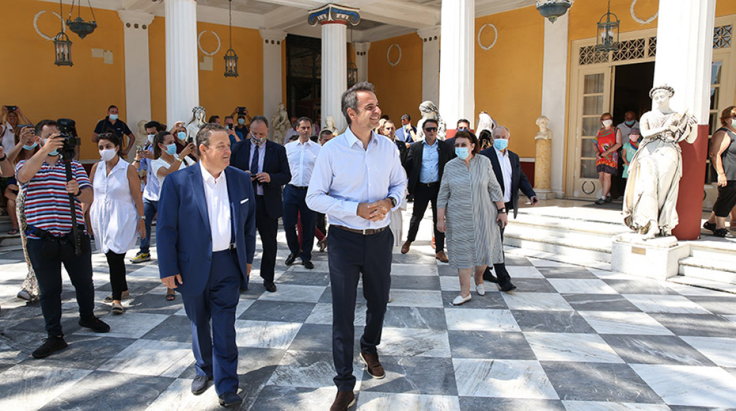 Ο Κυριάκος Μητσοτάκης ξεναγείται στο Μουσείο του Αχιλλείου από τον διευθυντή του Μουσείου Αναστάσιο Διαβάτη κατά την επίσκεψή του στην Κέρκυρα