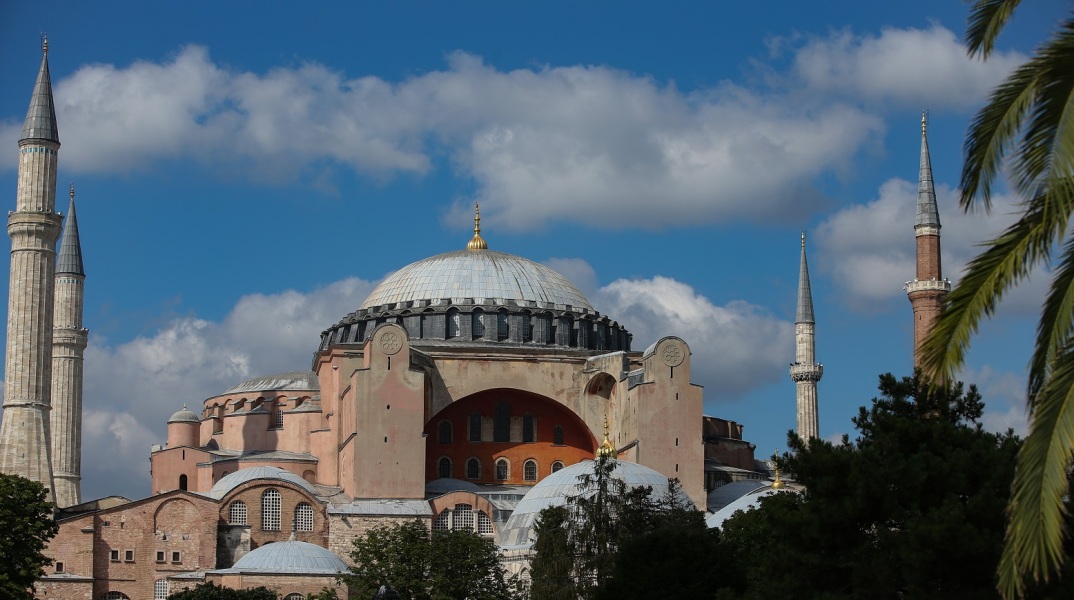 Η απόφαση Ερντογάν για τη μετατροπή της Αγίας Σοφίας σε τζαμί έρχεται σε πλήρη αντίθεση με τους όρους της Συνθήκης της UNESCO, επισημαίνει το Reuters
