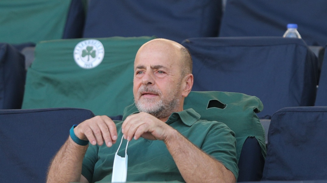 Ενεργοποιείται ξανά στα δρώμενα του Παναθηναϊκού ο Γιάννης Αλαφούζος, παρακολουθεί την αναμέτρηση του «τριφυλλιού» με την ΑΕΚ για τα πλέι οφ της Σούπερ Λιγκ