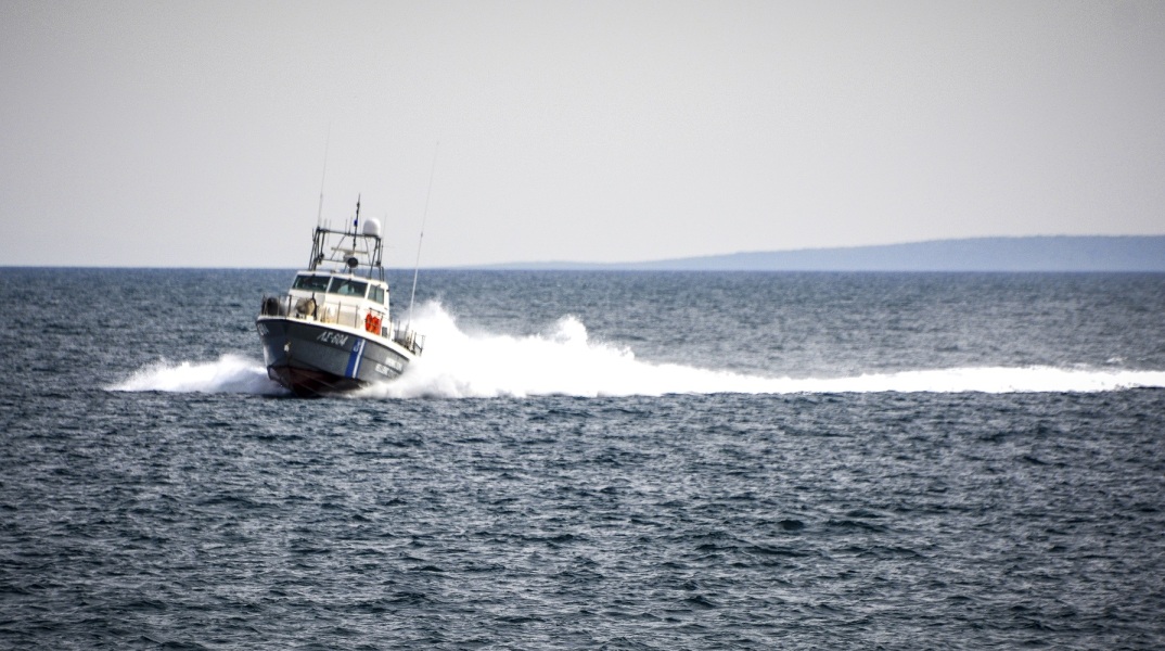 Bάρκα με πέντε μετανάστες ανετράπη βορειοδυτικά της Κρήτης - Αγνοούνται τέσσερα άτομα από το μεσημέρι του Σαββάτου 