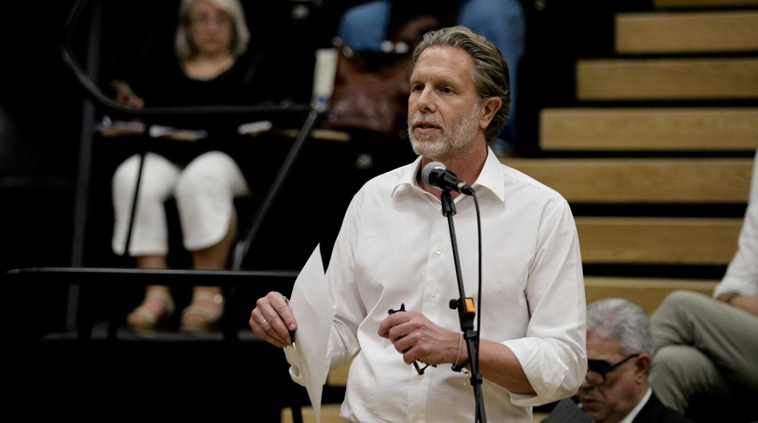 «Εύχομαι και ελπίζω στις εκλογές για την ηγεσία του ΚΙΝΑΛ να είναι πάνω από ένας ο αντίπαλος», τονίζει σε σημερινή συνέντευξή του ο Παύλος Γερουλάνος