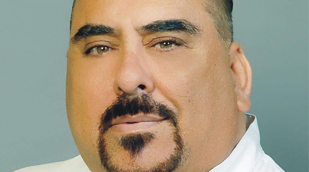 Ο γνωστός αστρολόγος Πητ Παπαδάκος έφυγε από τη ζωή σε ηλικία 61 ετών, σύμφωνα με αναρτήσεις μελών της οικογένειάς του στο Facebook