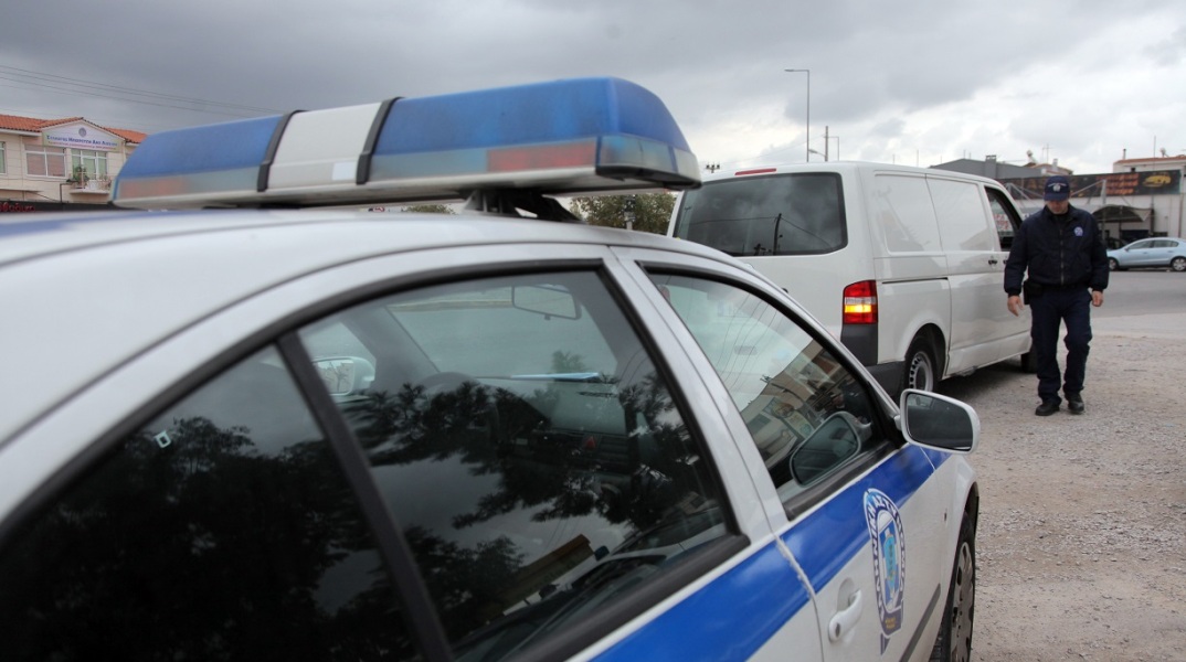 Συνελήφθησαν δύο άτομα για παράβαση του νόμου περί ναρκωτικών ουσιών στο Ζεφύρι, από αστυνομικούς της Ασφάλειας Δυτικής Αττικής