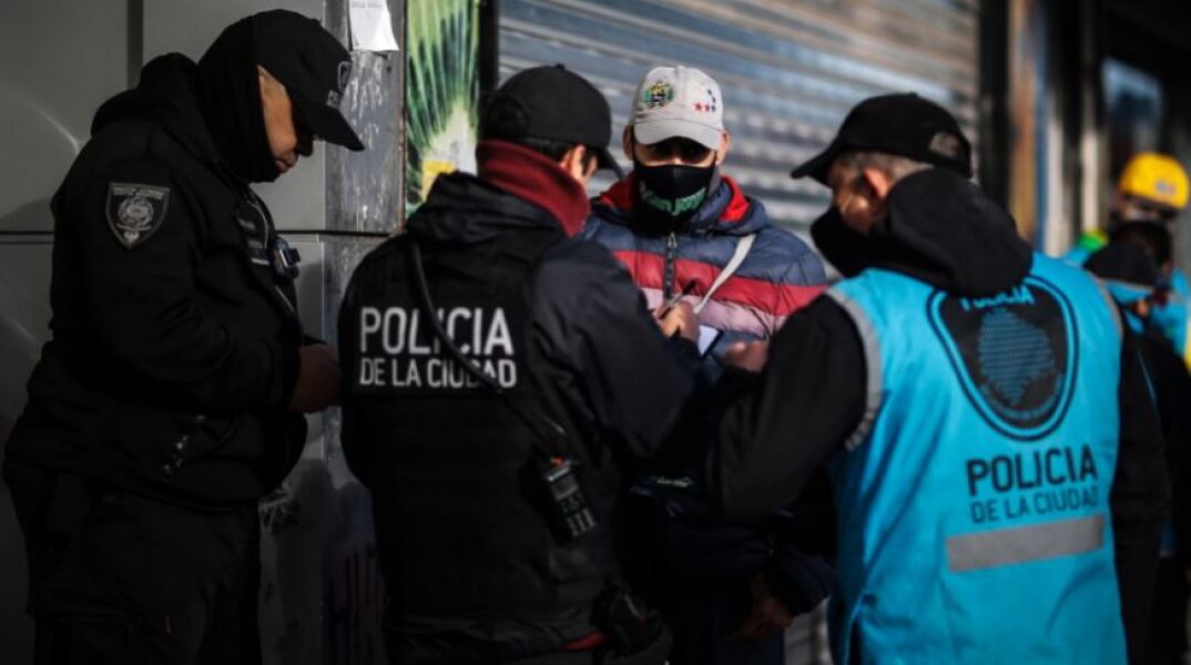 Έλεγχος της αστυνομίας στην Αργεντινή στο πλαίσιο των μέτρων περιορισμού εξαιτίας του κορωνοϊού