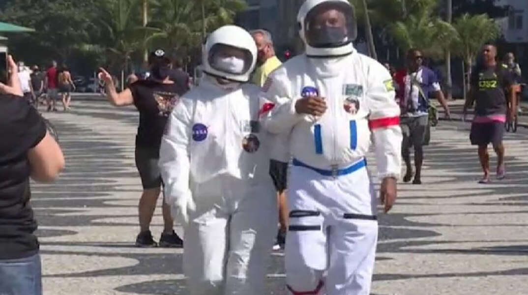 Στο Ρίο ντε Τζανέιρο λόγω κορωνοϊού ένα ζευγάρι πήγε βόλτα στην παραλία ντυμένοι... αστροναύτες