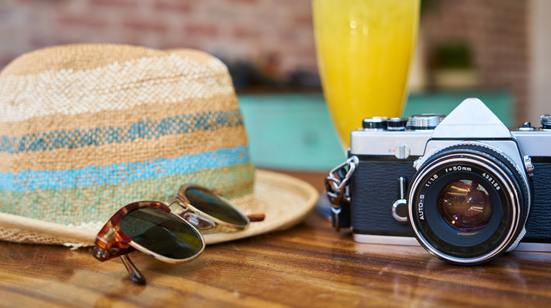 Κάμερα, καπέλο, γυαλιά ηλίου