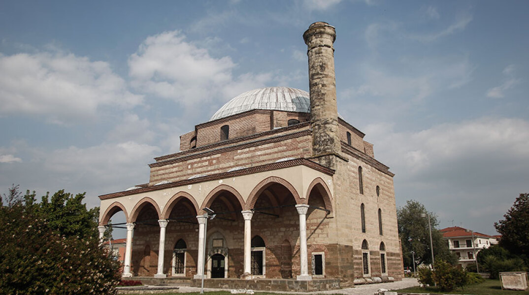 Άγνωστοι πέταξαν πέτρες στο Κουρσούμ Τζαμί στα Τρίκαλα